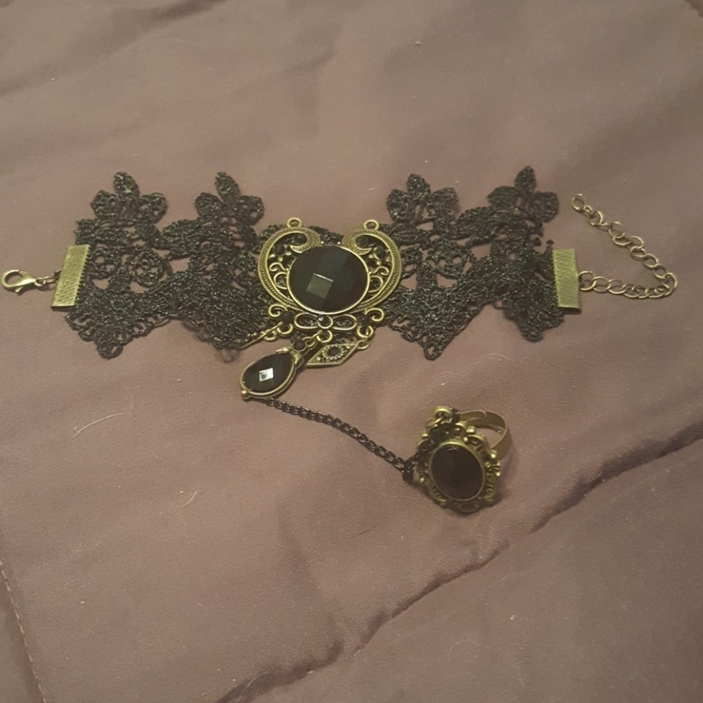 BLACK LACE ADJ BRACELET W/ATTACH BLACK STONE RING